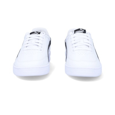 Sapatilhas brancas e pretas Puma vistas de frente