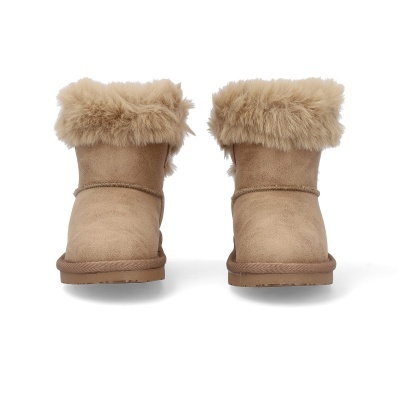 Botas castanhas com pelo na parte superior vistas por trás