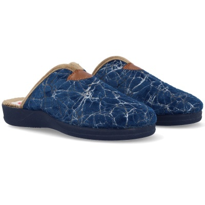 Chinelos azuis com padrão branco e detalhes castanhos