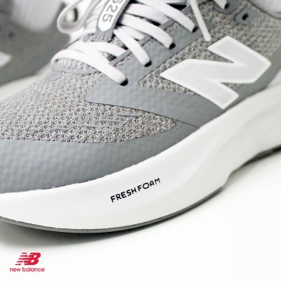 Ténis desportivos cinzentos New Balance com sola branca e texto FRESH FOAM