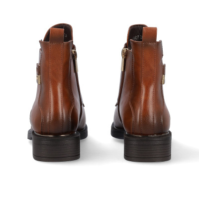 Botas castanhas de pele com fecho dourado e salto preto vistas de trás