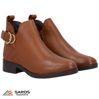 Botins marrons com fivela dourada e detalhe acolchoado