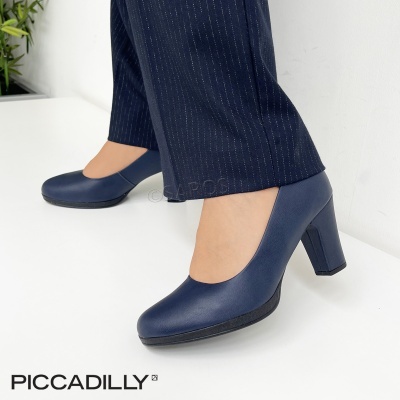 Sapatos de salto alto azul escuro em couro sobre fundo branco