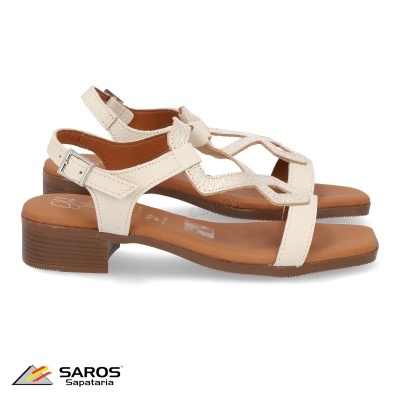Sandálias brancas femininas com salto baixo e fivela em cobre