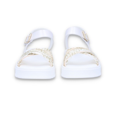 Sandálias brancas com tiras trançadas em bege e branco com fivela dourada