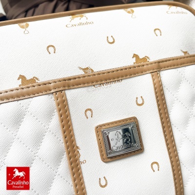 Mala Cavalinho branca com padrão de cavalos e ferraduras castanhos