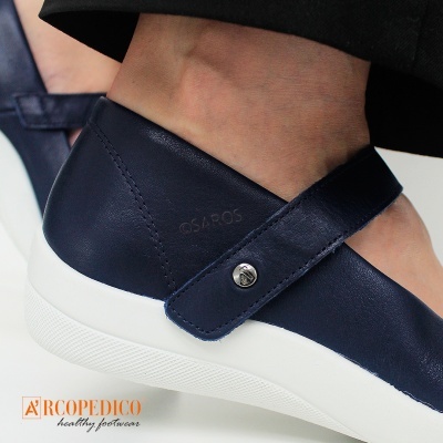 Sapatos ARCOPEDICO em couro sintético azul marinho com sola branca e tira ajustável