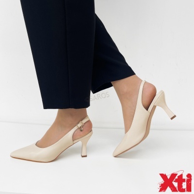 Sapatos de salto alto bege com tira dianteira e calças pretas