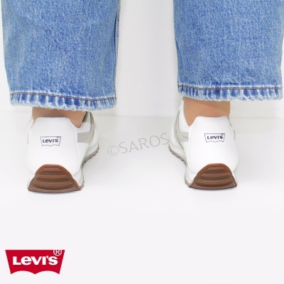 Sapatos Levi's brancos com sola castanha em fundo branco
