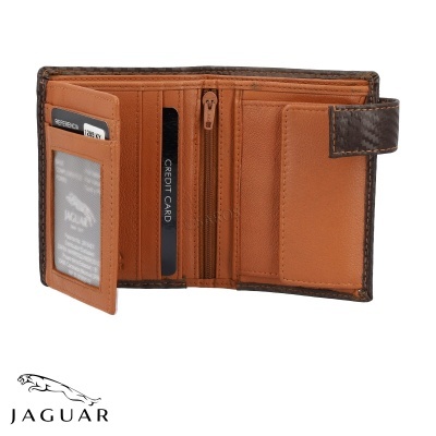 Carteira em pele castanha aberta com cartões e fecho de aba