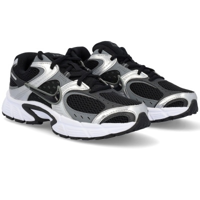 Sapatilhas desportivas Nike preto, cinzento e branco com logotipo e sola grossa