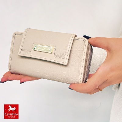 Carteira bege Cavalinho com fecho e placa metálica