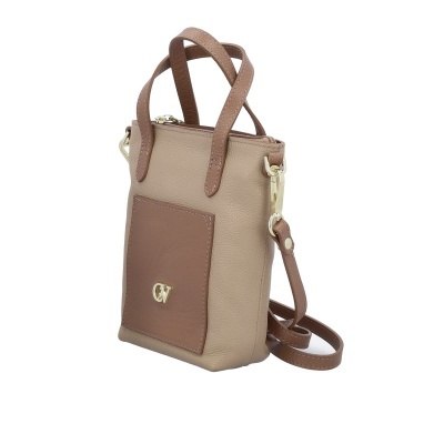 Mala de mão creme e castanha em pele texturada com bolso frontal castanho e logo dourado CV.