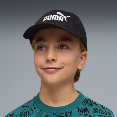 Boné preto PUMA com logótipo branco na cabeça de rapaz de cabelo louro e t-shirt verde gráfica