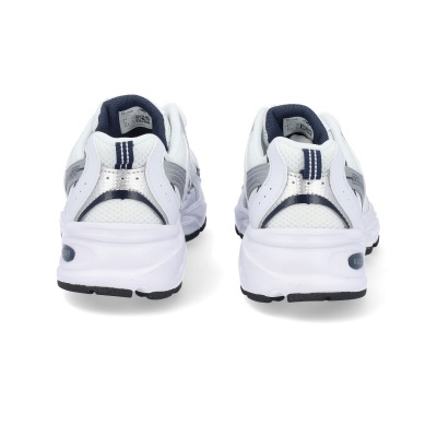 Ténis desportivos brancos e cinzentos vistos de trás