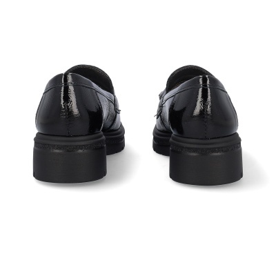 Sapatos tipo mocassim em verniz preto vistos de trás.