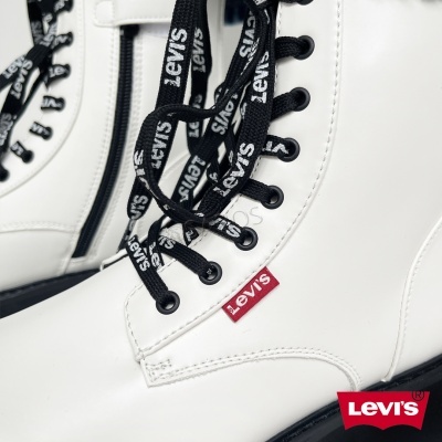 Botas brancas de couro Levi's com atacadores pretos e etiqueta vermelha