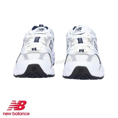 Sapatilhas desportivas New Balance brancas com detalhes em cinza e preto e logotipo vermelho