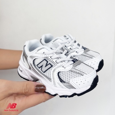 Sapatilhas infantis New Balance branco, cinzento e prateado com sola preta