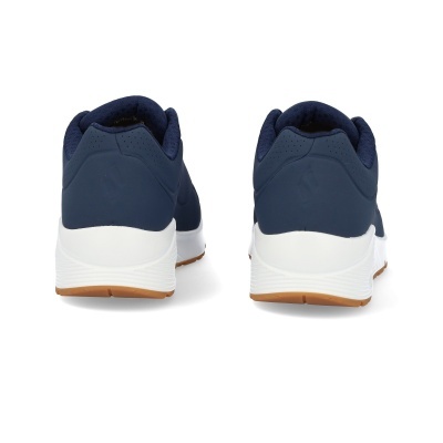 Tênis baixos azul escuro com sola branca vistos de trás