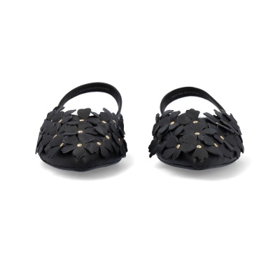 Sapatos pretos com flores em relevo