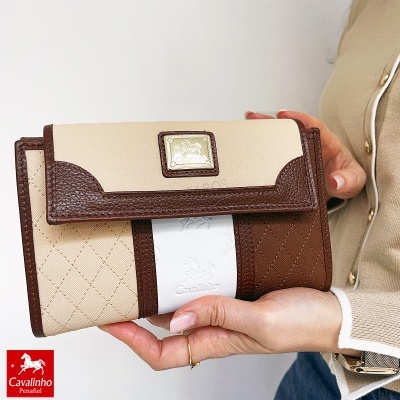 Carteira Cavalinho bicolor castanho, bege e branco com logo metálico