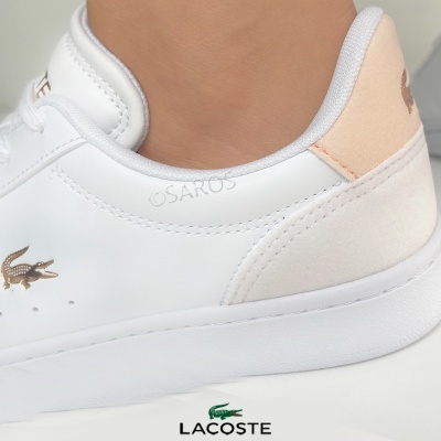 Ténis Lacoste brancos com detalhe castanho claro e logo crocodilo dourado