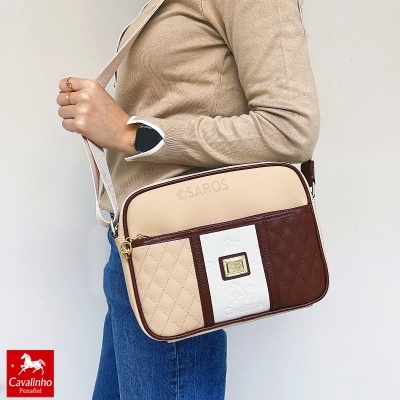 Mala Cavalinho em bege, branco e castanho com padrão matelassê e detalhe dourado