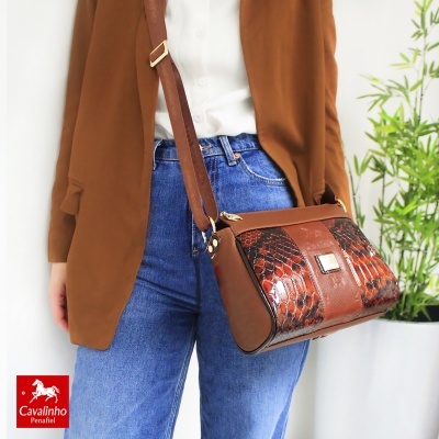 Mala de ombro castanha com padrão tipo pele de cobra