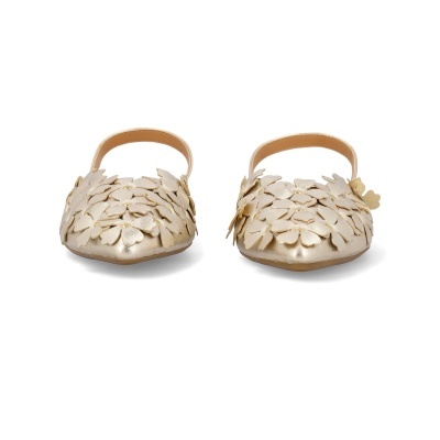 sapatilhas douradas de menina com flores em relevo