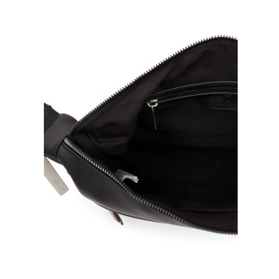 Bolsa preta com fecho de correr aberta mostrando interior forrado preto com bolso interior