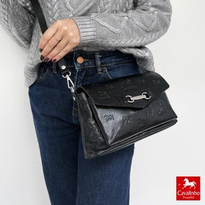 Mala de mão preta em pele com padrão de cavalos em relevo e fecho metálico