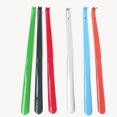 Seis espátulas de plástico coloridas alinhadas verticalmente em fundo branco