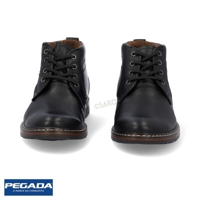 Botas masculinas pretas em pele com atacadores e sola castanha