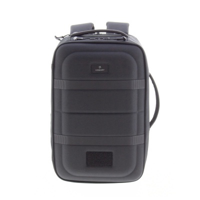 Mochila preta com alças acolchoadas e etiqueta VOGART