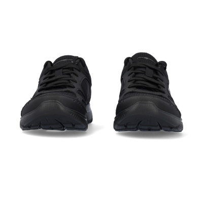 Sapatilhas pretas vistas de frente com atacadores e sola preta.