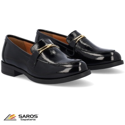 Sapatos mocassim pretos em verniz com detalhe metálico dourado