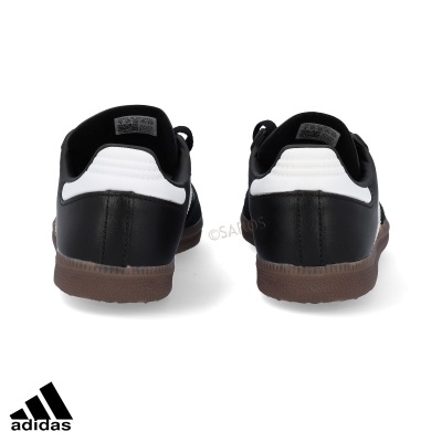 Sapatilhas Adidas pretas e brancas vistas pelas costas
