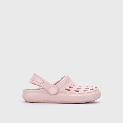 Sapata tipo clog rosa claro com alça e furos de ventilação