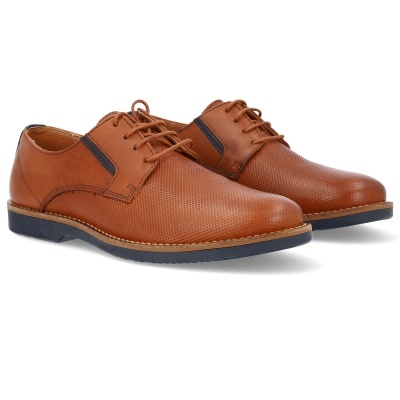 Sapatos masculinos castanhos em pele com padrão perfurado e sola preta