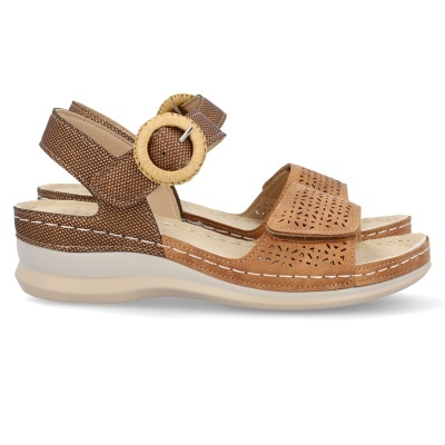 Sandálias castanhas com sola branca, tiras perfuradas e fivela de ráfia