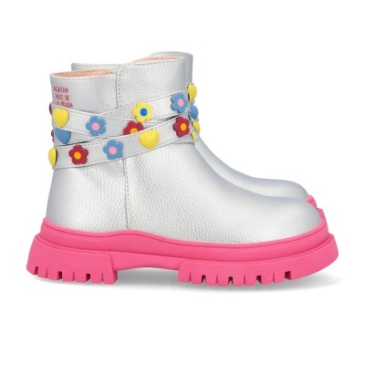 Botas prateadas com sola rosa e flores coloridas no tornozelo