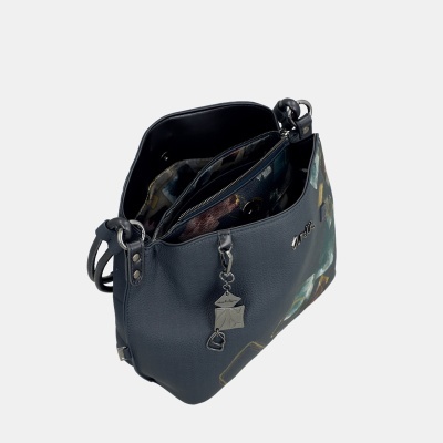 Mala preta com padrão floral e pendente decorativo