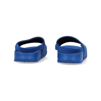 Chinelos azuis com tira de velcro vistos de trás