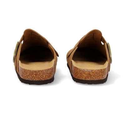 Sandálias castanhas de couro com fivelas metálicas vistas de trás.