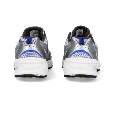 Ténis desportivos brancos com detalhes azuis e cinzentos vistos de trás