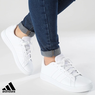 Sapatilhas brancas Adidas com três riscas em pele sintética