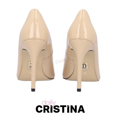 Sapatos de salto alto bege brilhante vistos de costas