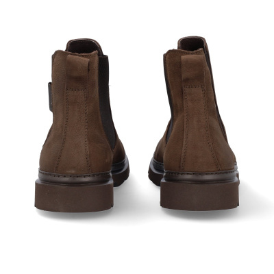 Botas Chelsea castanhas de camurça vistas de costas