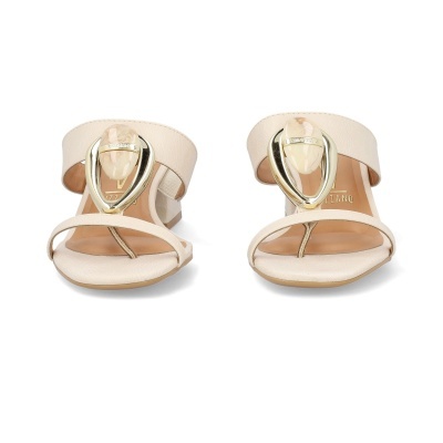 Par de sandálias bege com salto baixo e detalhes dourados com pedra decorativa